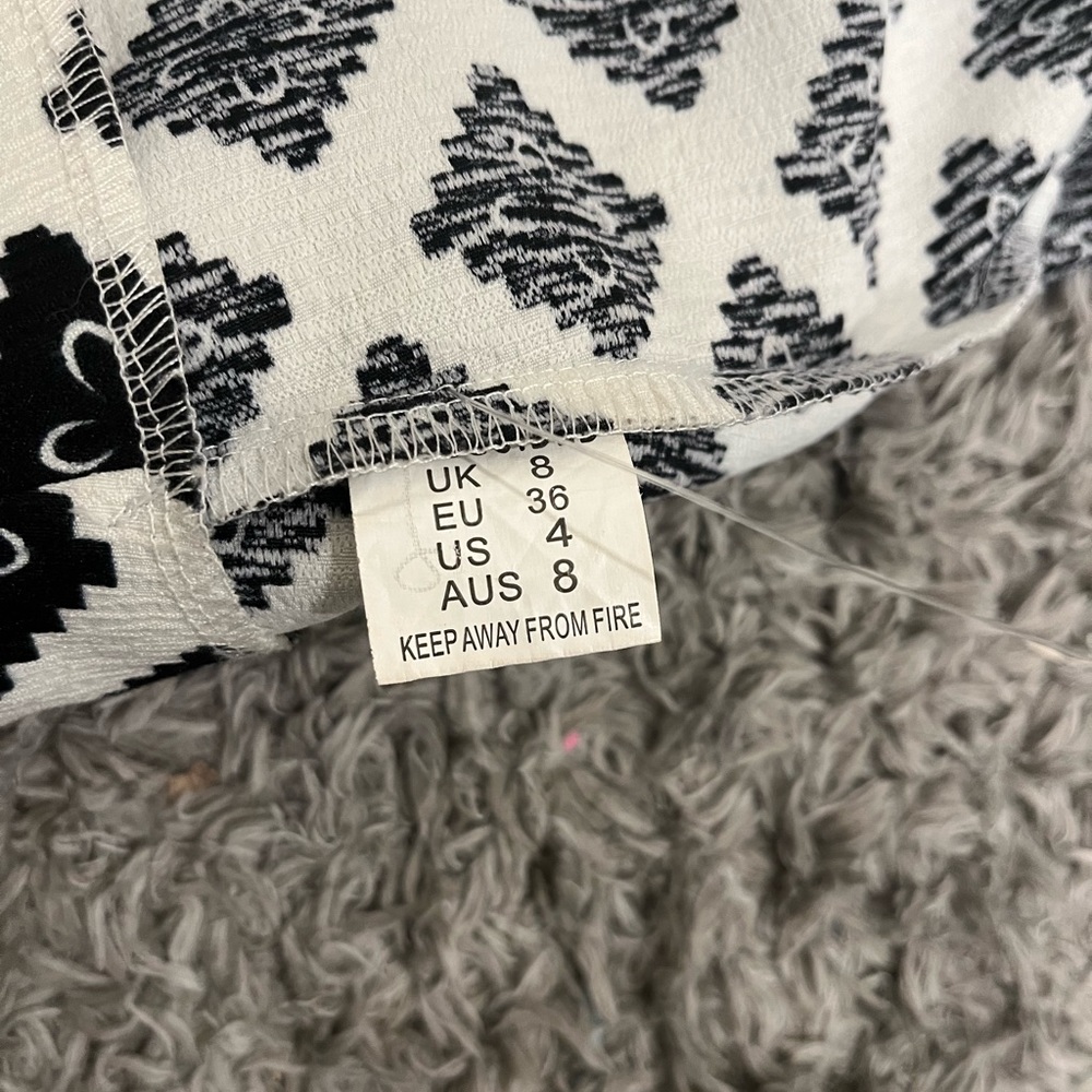 MISSGUIDED white and black high waisted pattern shorts - Picture 5 of 5